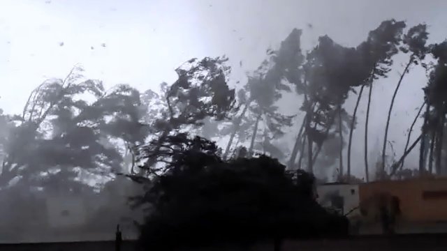 Niszczycielskie tornado w Czechach nagrane z bliska 24.06.2021