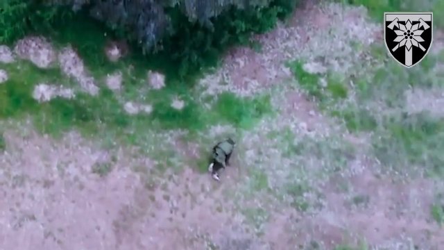 Przerażony rosyjski żołnierz w tenisówkach, ucieka, by uciec przed filmującym go dronem