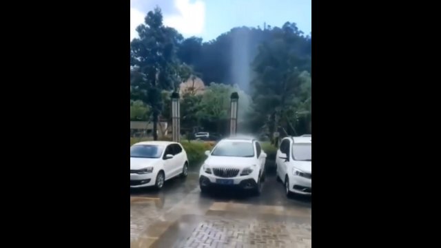 Nie mógł uwierzyć w to, co widział. Deszcz padał tylko na jedno auto.