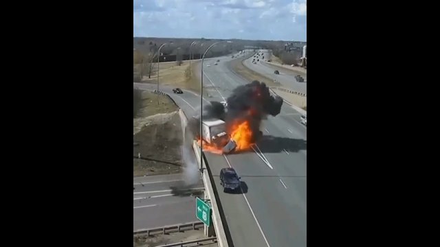 Ciężarówka stanęła w płomieniach po wypadku na autostradzie