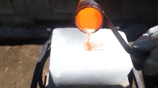 Nieudane wylewanie roztopionej miedzi na lód