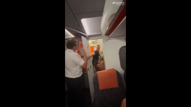 Para przyłapana na seksie w samolocie. Pasażer udostępnił nagranie