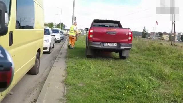 Pod zakaz i po trawie, czyli popis w wykonaniu "kierowcy" pickupa [WIDEO]