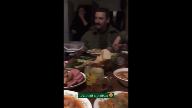 Mieszkańcy Chersonia zapraszają żołnierzy na posiłek do swoich domów