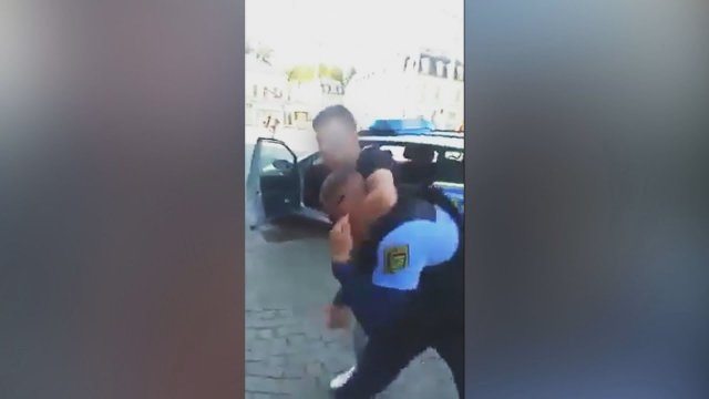 Policjant wyrywa telefon i atakuje filmującego mężczyznę bo upomniał się o swoje
