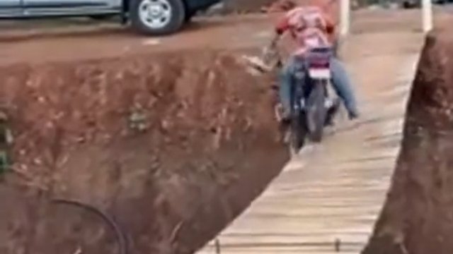 Motocyklista próbuje przejechać wąski mostek