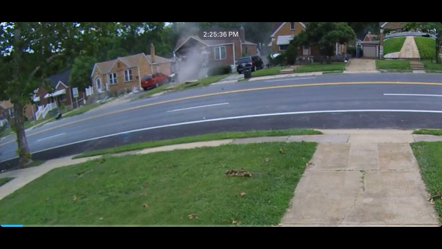 Przerażające nagranie! Samochód wzbił się w powietrze i z impetem wbił się w dom