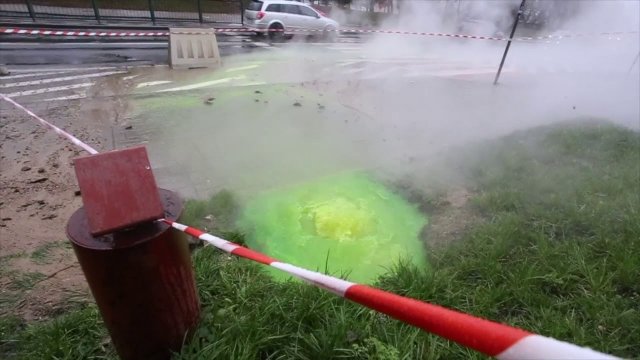 Zielona ciecz wydobywa się spod ziemi w Olsztynie