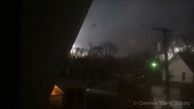 Mężczyzna nagrał POTĘŻNE tornado, które uderzyło w jego dom!