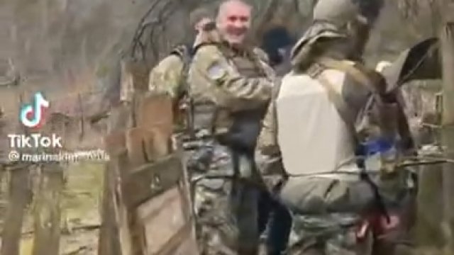 Żołnierze ukraińscy znajdują rosyjską kryjówkę z dmuchaną lalką
