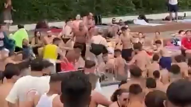 Bijatyka 100 osób na basenie w Berlinie. Poszło o pistolety na wodę