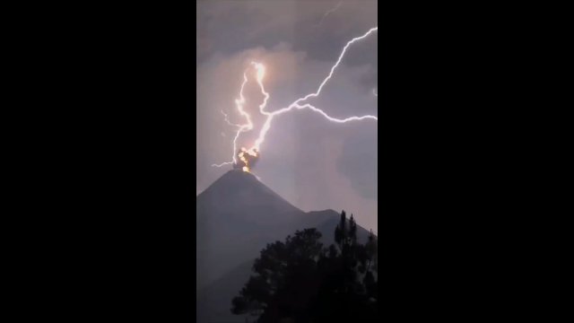 Potężna burza w Gwatemali rozpoczęła się w tym samym czasie, co erupcja Fuego