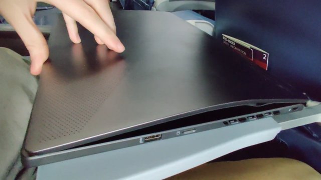 Laptop za 2000$ uległ uszkodzeniu, gdy pasażer bujnął się na fotelu do tyłu