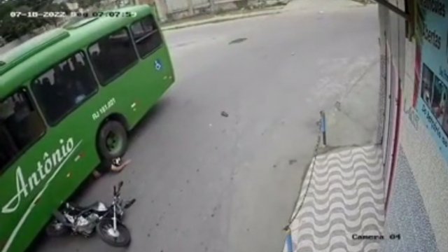 Motocyklista wpada pod koła autobusu i prawie zostaje zmiażdżony
