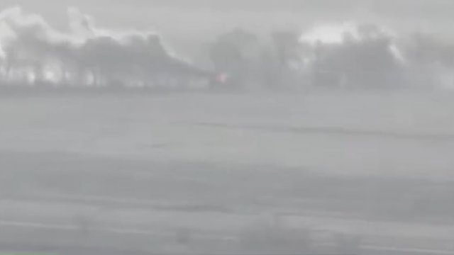 Rosyjska kolumna zaopatrzeniowa puszczona z dymem