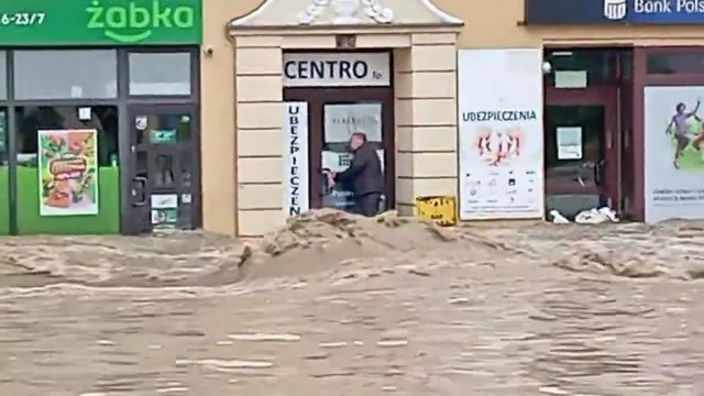 Nagrali dramatyczny moment. Mężczyzna dostał ataku padaczki podczas powodzi w Głuchołazach