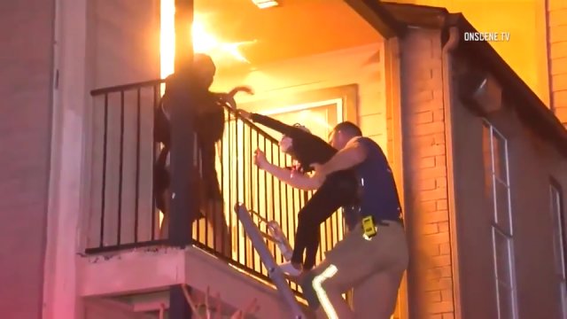 Okropni strażacy wrzucają dzieci do płonącego budynku