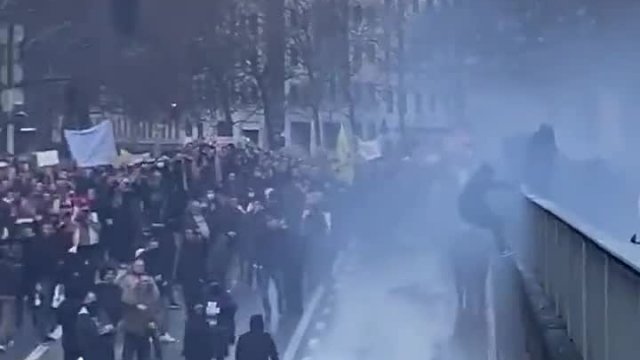 Bruksela. Zaczyna się regularna walka z protestującymi.