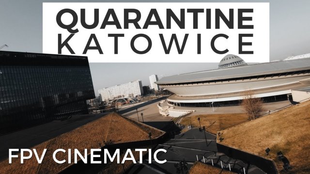 Dronem wyścigowym przez puste Katowice.