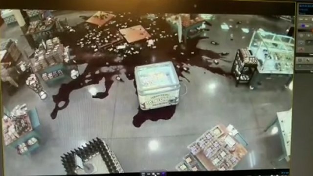 Facet na wózku elektrycznym nabroił w sklepie z alkoholami