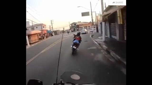 Szalony pościg za motocyklistą, który znał miasto jak swoją kieszeń [WIDEO]