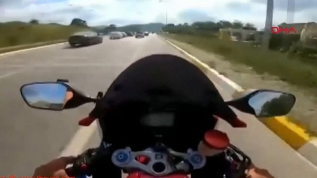 Rozpędzony motocyklista wlatuje na skrzyżowanie