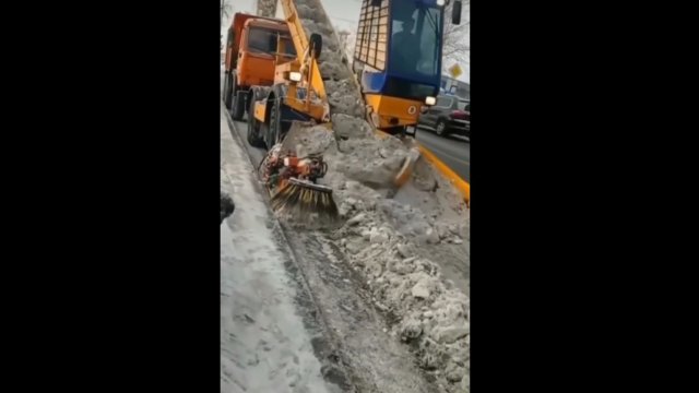 W ten sposób maszyna zbiera śnieg z ulicy