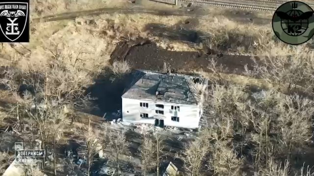 Ukraina - artyleria niszczy budynek zajmowany przez rosjan