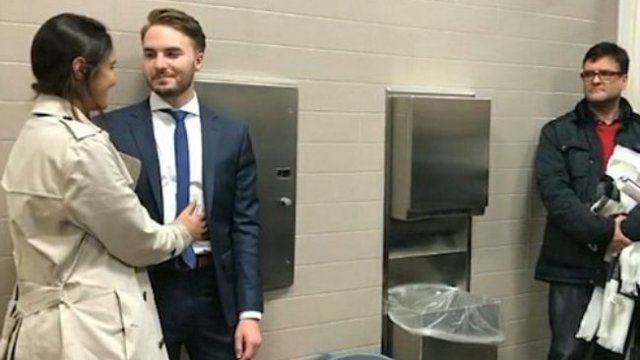 Musieli wziąć ślub…w sądowej toalecie. Mieli ważny powód