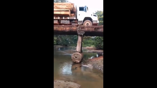 Załadowana ciężarówka powoduje zawalenie się drewnianego mostu.
