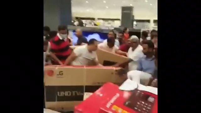 Promocja w supermarkecie w Abu Dhabi. Tłum rzucił się na towary