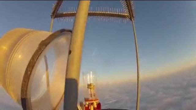 Wspinaczka na wieżę radiową o wysokości 610 m w celu wymiany żarówki [WIDEO]