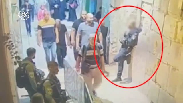 Kobieta z Palestyny próbuje dźgnąć nożem izraelskiego strażnika granicznego [WIDEO]