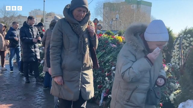Czekają w kolejce, by oddać hołd Nawalnemu. Na grobie jest metrowa góra kwiatów [WIDEO]