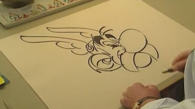 Albert Uderzo rysuje postacie z komiksu Astérix