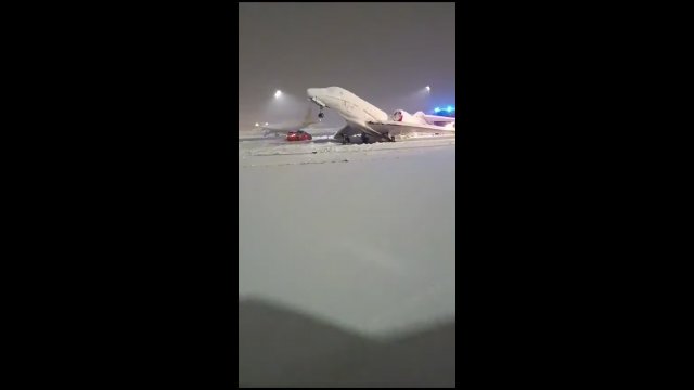 Samolot pokonany przez śnieg w Monachium. Przewrócił się na lotnisku