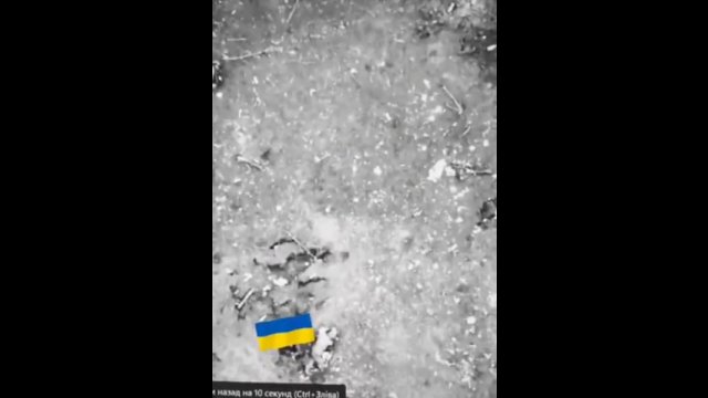 Rosyjski żołnierz przebiega obok pozycji ukraińskich i zostaje wielokrotnie postrzelony.