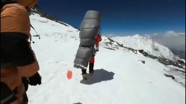 Bardzo rzadka operacja na Mount Everest. Cudem uratowali człowieka ze "strefy śmierci"