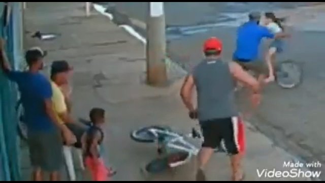 Mężczyzna ratuje małą dziewczynkę przed uderzeniem w słup