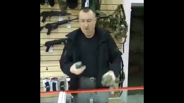 Rosyjski sprzedawca broni pokazuje, jak „bezpiecznie” używać granatu [WIDEO]