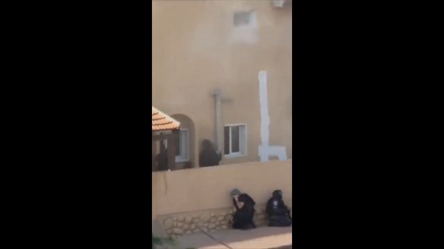 Izraelscy policjanci walczą z terrorystami Hamasu, którzy zajęli cywilny dom [WIDEO]