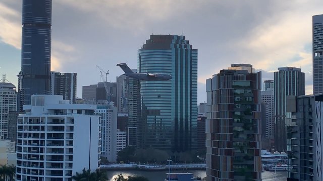 Niski przelot nad miastem - Brisbane Flyover