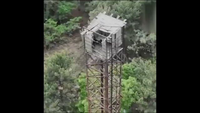 Dron kamikadze uderzył w rosyjskiego żołnierza siedzącego na wieży obserwacyjnej