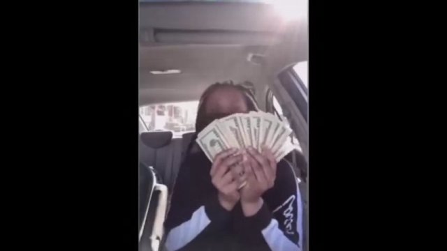 Chciał się pochwalić pieniędzmi na Instagramie. Stracił je przez swoją nieuwagę