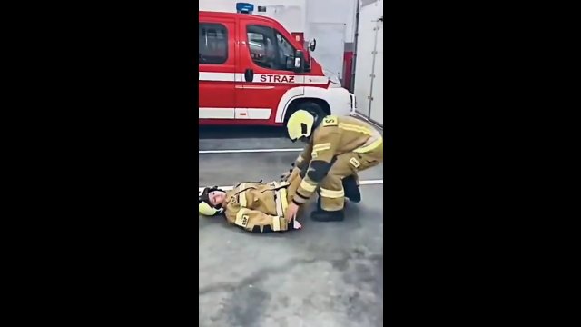Strażak pokazuje jak skutecznie podnieść nieprzytomną osobę [WIDEO]