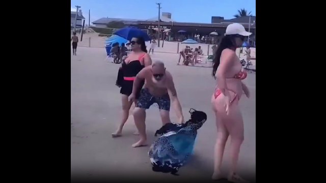 Kobiecie nie spodobało się, że jej mąż pomógł obcej lasce na plaży [WIDEO]