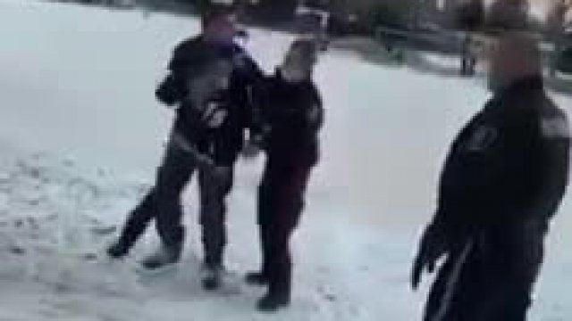 Policjantki aresztują chłopaka za nielegalne granie w hokeja na lodzie