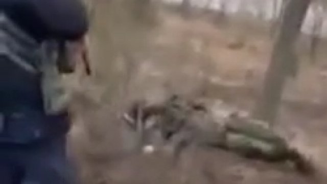 Siły obronne przyjmują poddanie się sierżanta armii rosyjskiej po zabiciu jego kolegi żołnierza