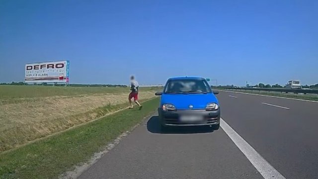 Kierowca Seicento ucieka w pole na obwodnicy Garwolina
