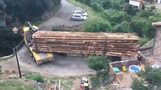 Przejazd z transportem drewna przez wąski most. Pokaz umiejętności i możliwości sprzętu